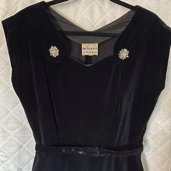 Vintage Black Velvet Dress from the 1950-60’s - Picture 4 of 10